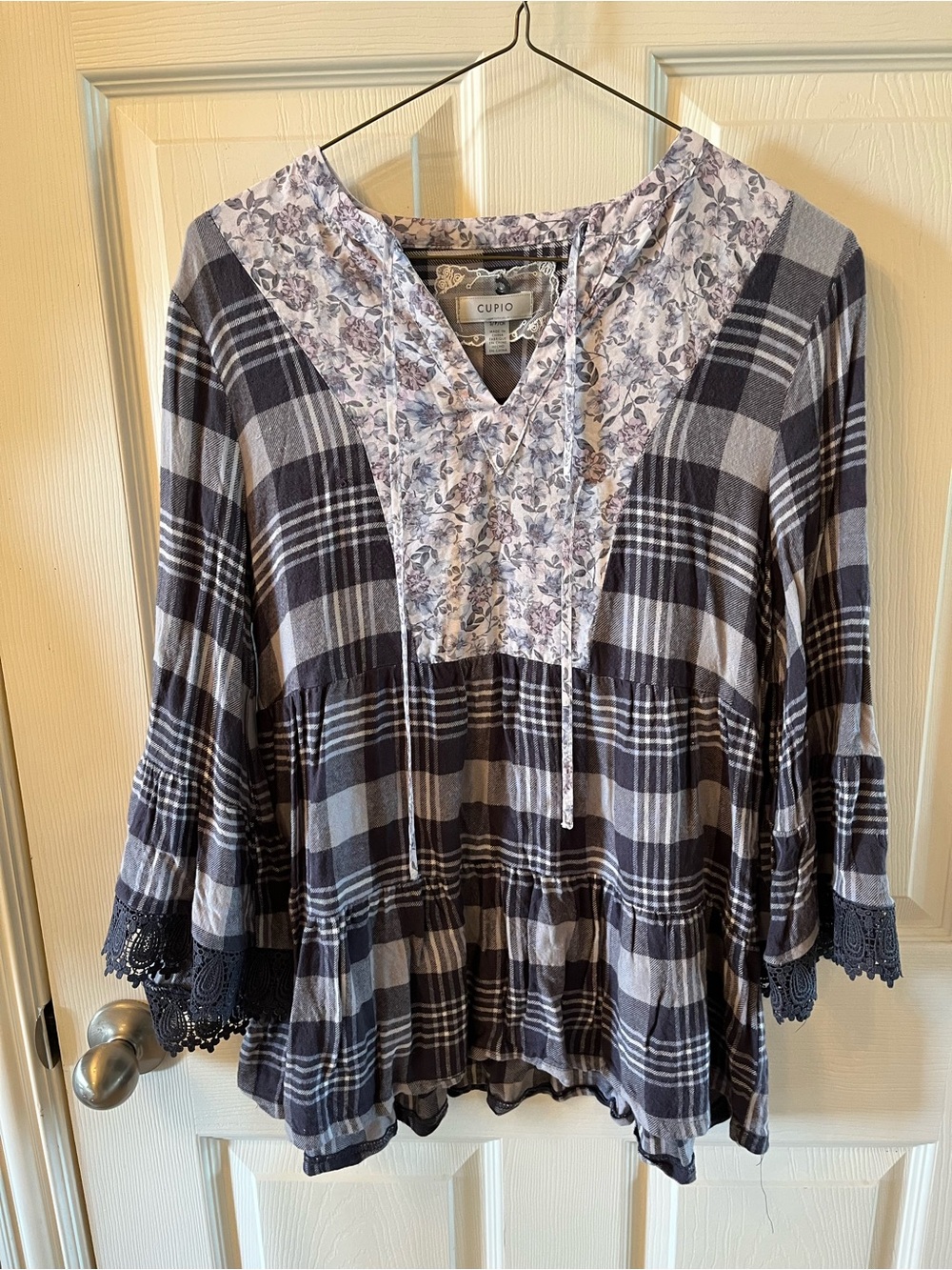 Cupio Floral-Paneled Gray Plaid Peasant Top, Size Small